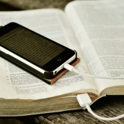 Smartphone auf Bibel