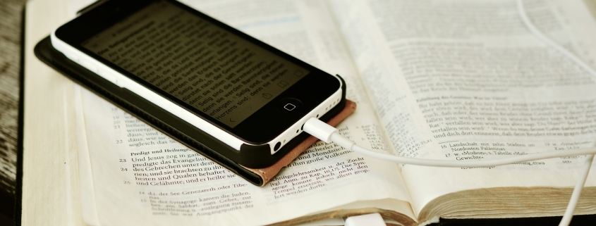 Smartphone auf Bibel